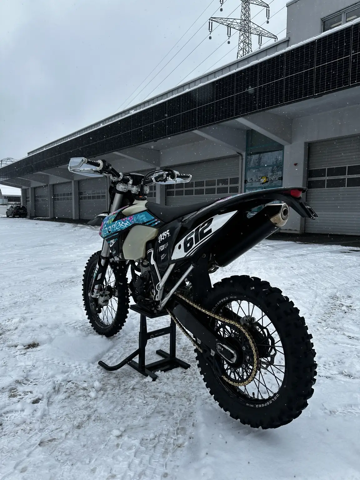 Enduro schräg von hinten links