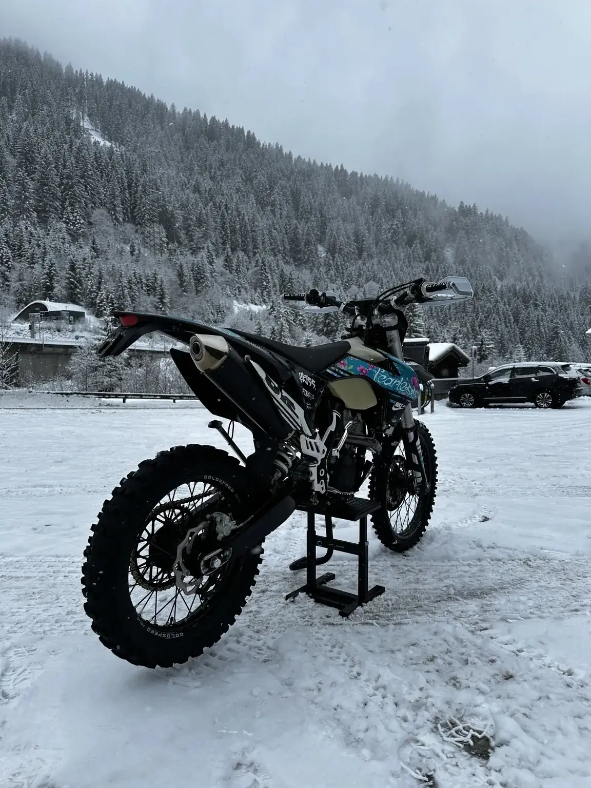 Enduro schräg von hinten rechts