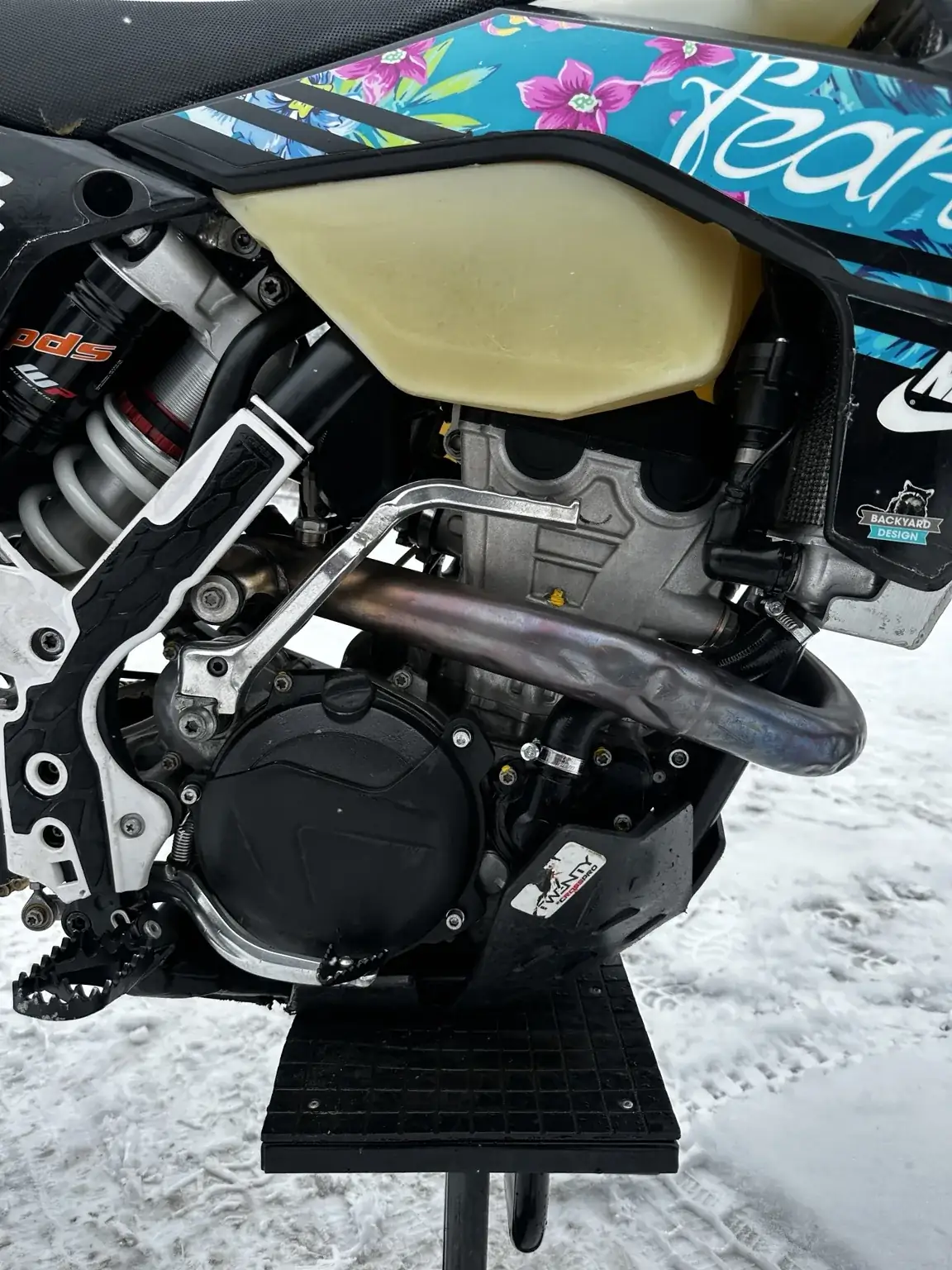 Detailansicht von Motor und Tank