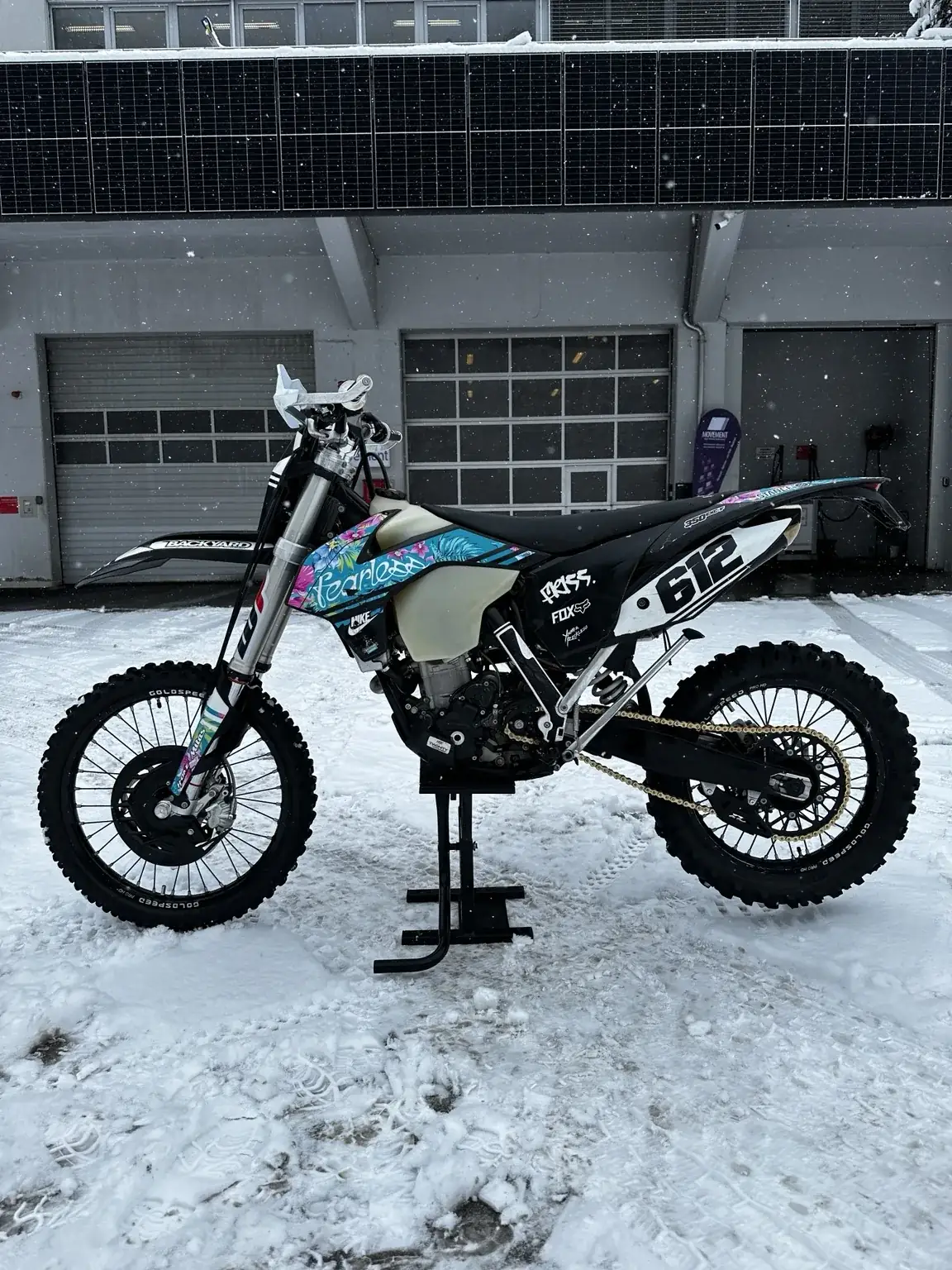 Enduro in Seitenansicht von links