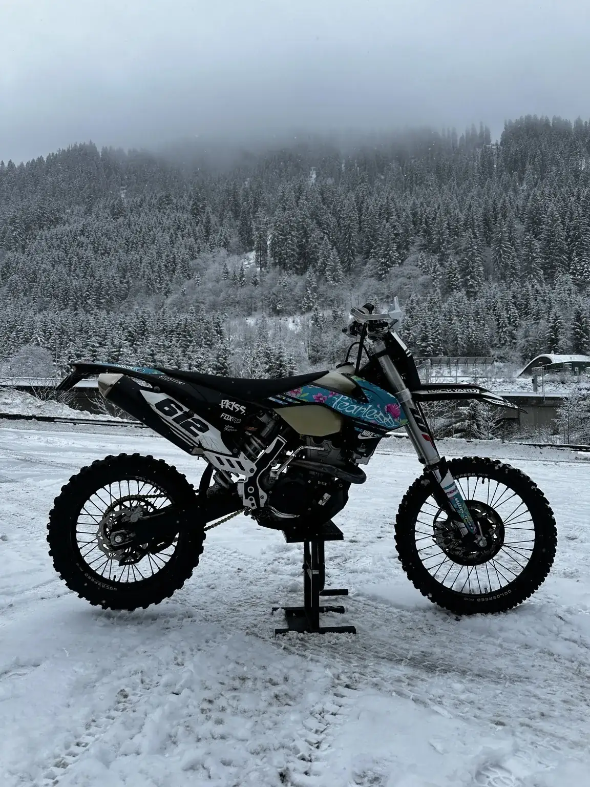 Enduro in Seitenansicht von rechts