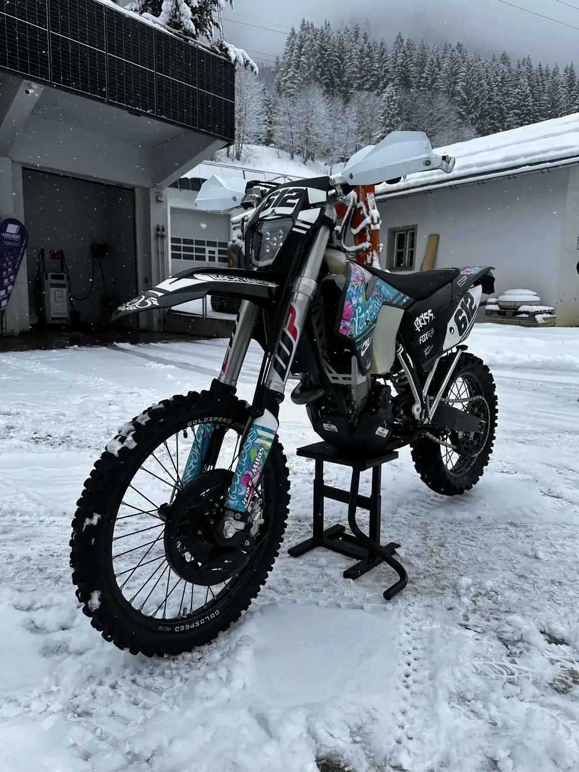 Enduro schräg von vorne